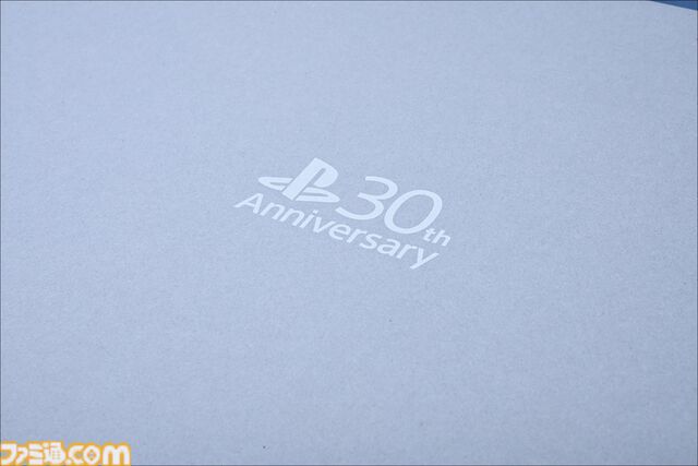 プレステ30周年記念モデルPS5Pro開封リポ。初代PSの配色や限定ロゴがカッコよすぎる、アクセサリーや化粧箱へのこだわりもスゴい