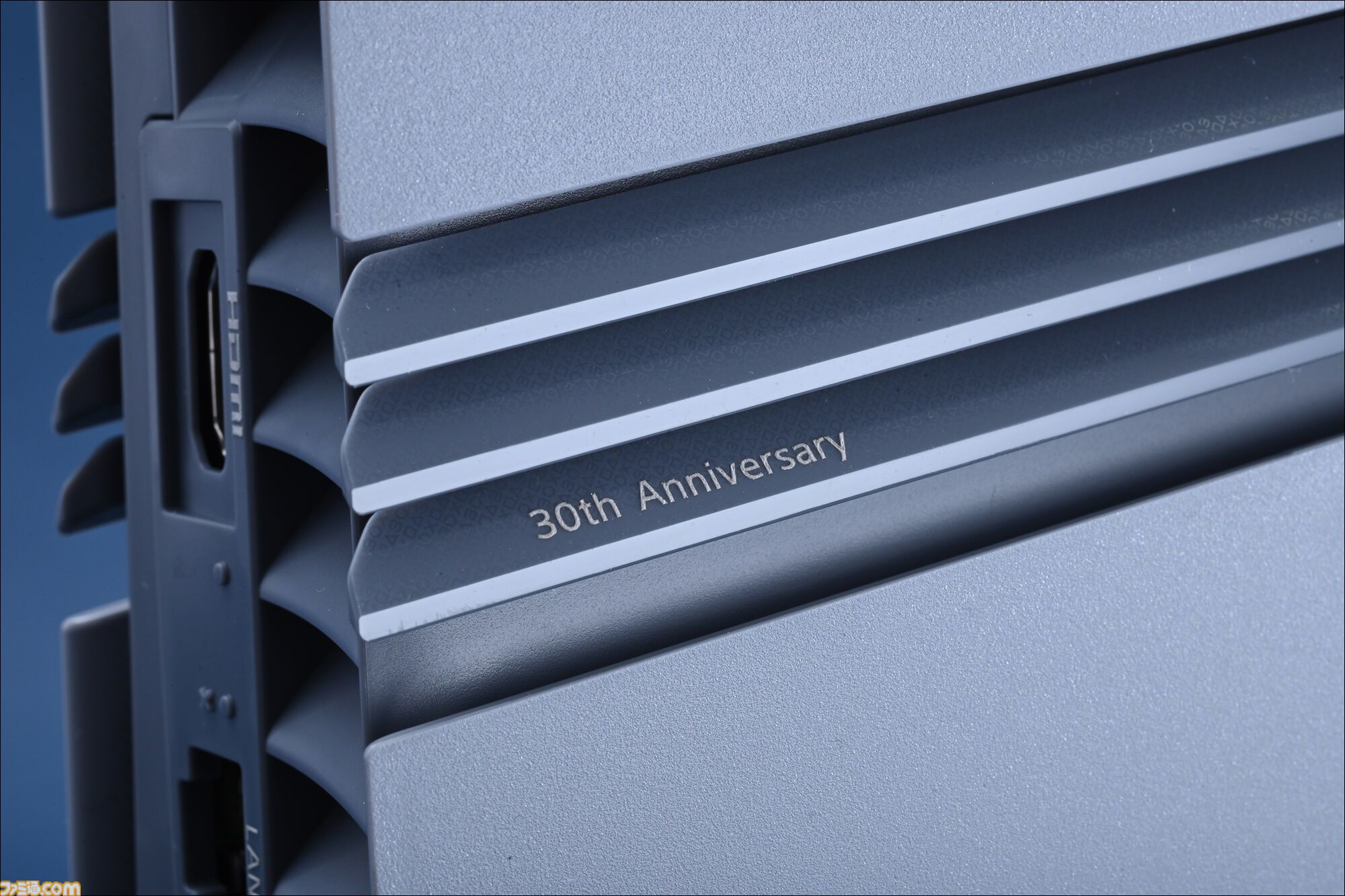 プレステ30周年記念モデルPS5Pro開封リポ。初代PSの配色や限定ロゴがカッコよすぎる、アクセサリーや化粧箱へのこだわりもスゴい