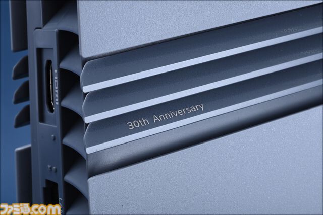 プレステ30周年記念モデルPS5Pro開封リポ。初代PSの配色や限定ロゴがカッコよすぎる、アクセサリーや化粧箱へのこだわりもスゴい