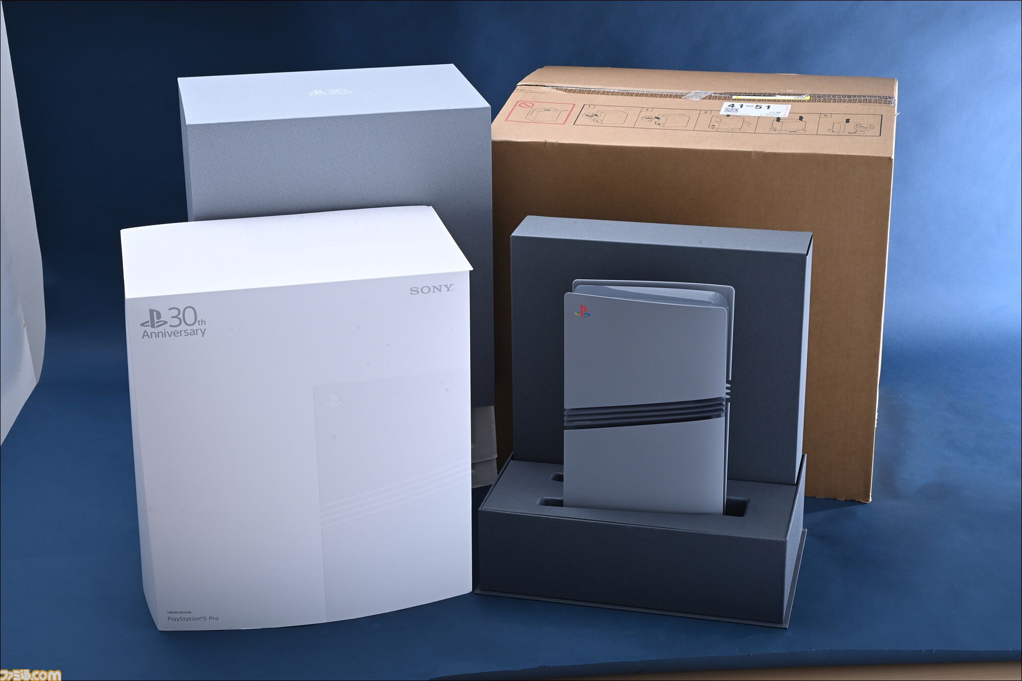 プレステ30周年記念モデルPS5Pro開封リポ。初代PSの配色や限定ロゴがカッコよすぎる、アクセサリーや化粧箱へのこだわりもスゴい