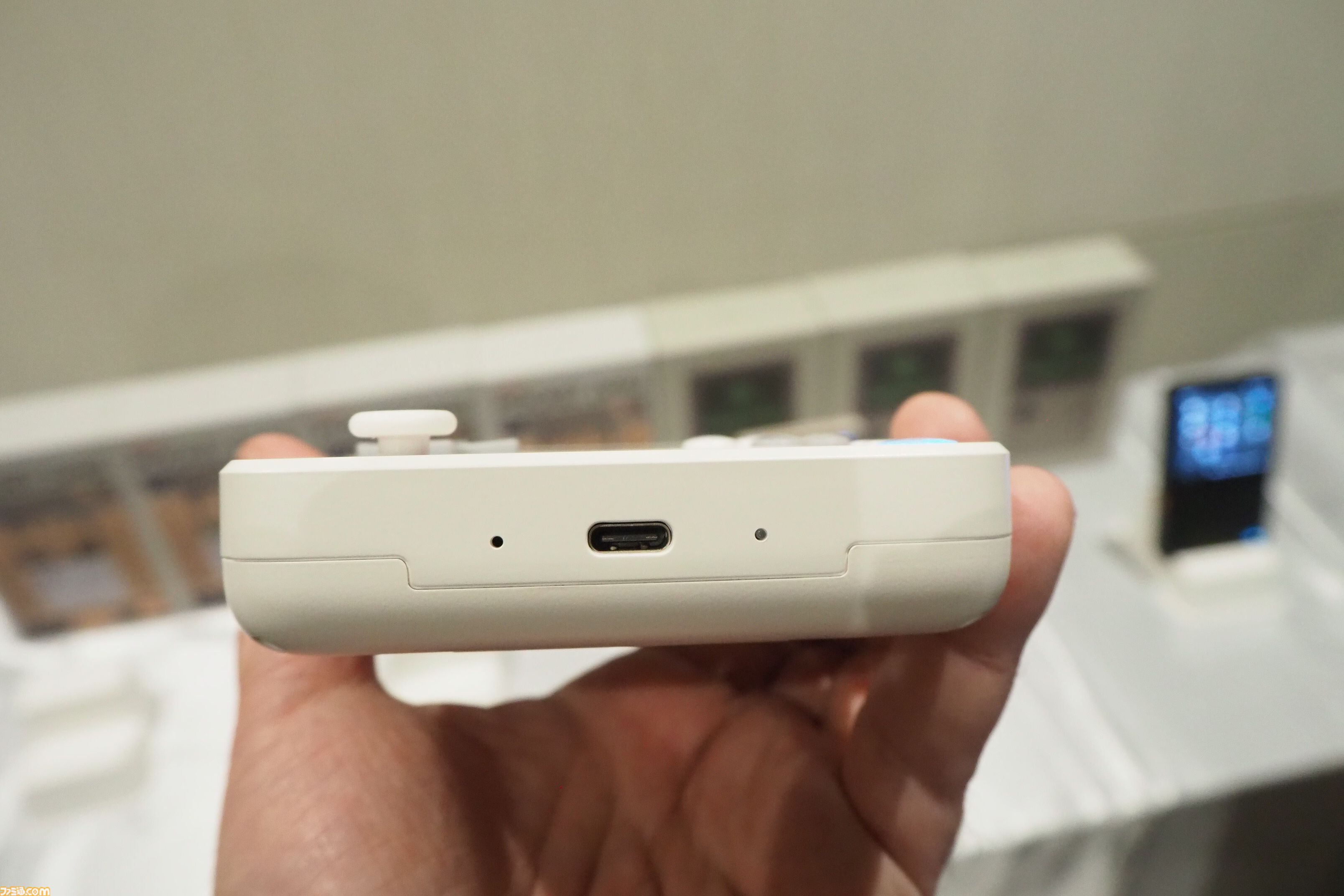 見た目はゲームボーイ（？）なAndroidゲーミングデバイス"AYANEO Pocket DMG"は縦型レトロスタイルが魅力的！ ハイエンドな横型デバイス"AYANEO Pocket EVO"も!!【発表会リポート】