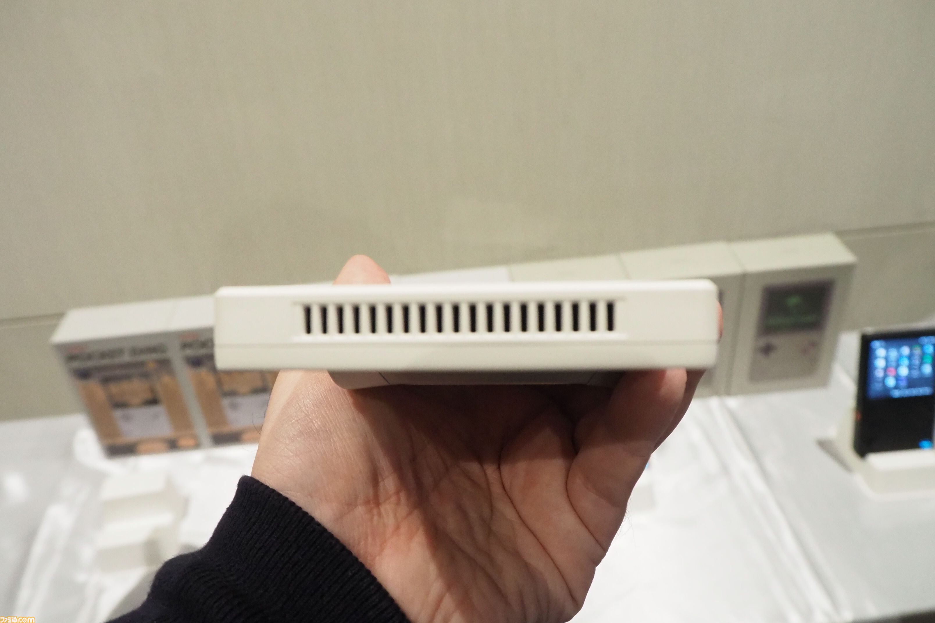 見た目はゲームボーイ（？）なAndroidゲーミングデバイス"AYANEO Pocket DMG"は縦型レトロスタイルが魅力的！ ハイエンドな横型デバイス"AYANEO Pocket EVO"も!!【発表会リポート】