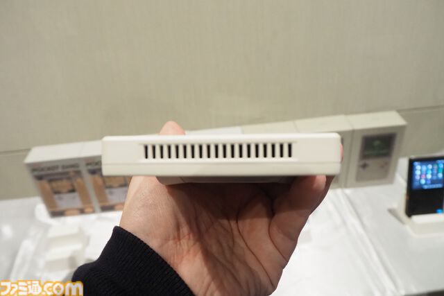 見た目はゲームボーイ（？）なAndroidゲーミングデバイス"AYANEO Pocket DMG"は縦型レトロスタイルが魅力的！ ハイエンドな横型デバイス"AYANEO Pocket EVO"も!!【発表会リポート】