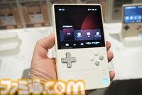 見た目はゲームボーイ（？）なAndroidゲーミングデバイス"AYANEO Pocket DMG"は縦型レトロスタイルが魅力的！ ハイエンドな横型デバイス"AYANEO Pocket EVO"も!!【発表会リポート】