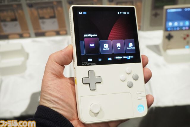 見た目はゲームボーイ（？）なAndroidゲーミングデバイス"AYANEO Pocket DMG"は縦型レトロスタイルが魅力的！ ハイエンドな横型デバイス"AYANEO Pocket EVO"も!!【発表会リポート】