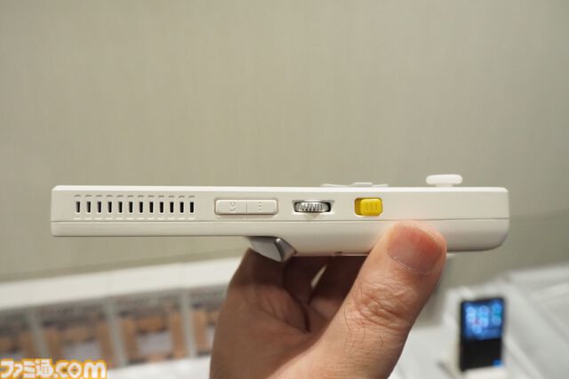 見た目はゲームボーイ（？）なAndroidゲーミングデバイス"AYANEO Pocket DMG"は縦型レトロスタイルが魅力的！ ハイエンドな横型デバイス"AYANEO Pocket EVO"も!!【発表会リポート】