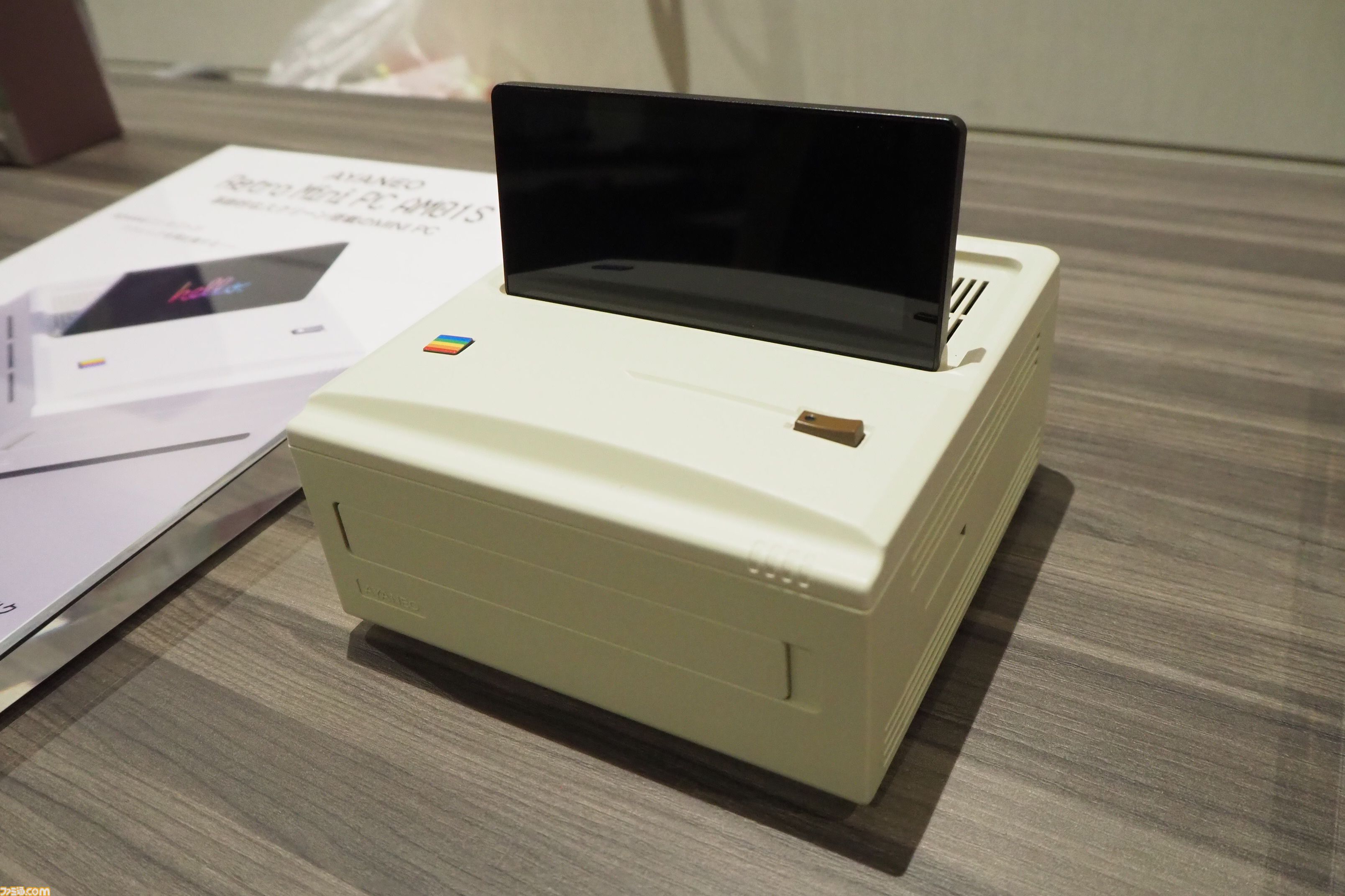 見た目はゲームボーイ（？）なAndroidゲーミングデバイス"AYANEO Pocket DMG"は縦型レトロスタイルが魅力的！ ハイエンドな横型デバイス"AYANEO Pocket EVO"も!!【発表会リポート】