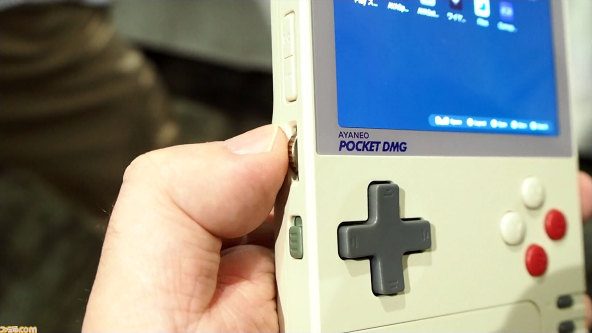 見た目はゲームボーイ（？）なAndroidゲーミングデバイス"AYANEO Pocket DMG"は縦型レトロスタイルが魅力的！ ハイエンドな横型デバイス"AYANEO Pocket EVO"も!!【発表会リポート】
