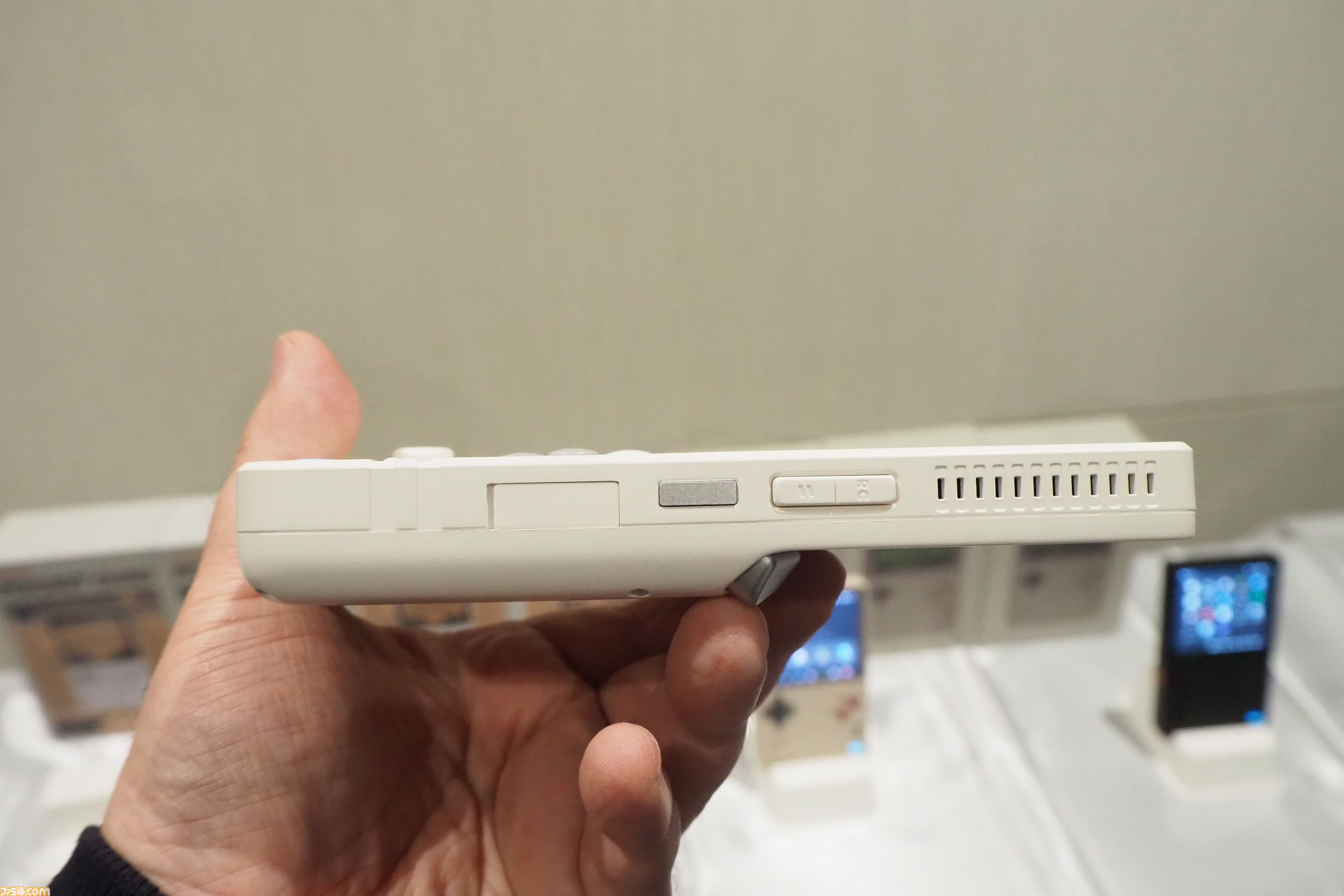 見た目はゲームボーイ（？）なAndroidゲーミングデバイス"AYANEO Pocket DMG"は縦型レトロスタイルが魅力的！ ハイエンドな横型デバイス"AYANEO Pocket EVO"も!!【発表会リポート】