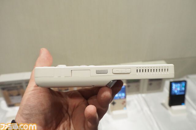 見た目はゲームボーイ（？）なAndroidゲーミングデバイス"AYANEO Pocket DMG"は縦型レトロスタイルが魅力的！ ハイエンドな横型デバイス"AYANEO Pocket EVO"も!!【発表会リポート】