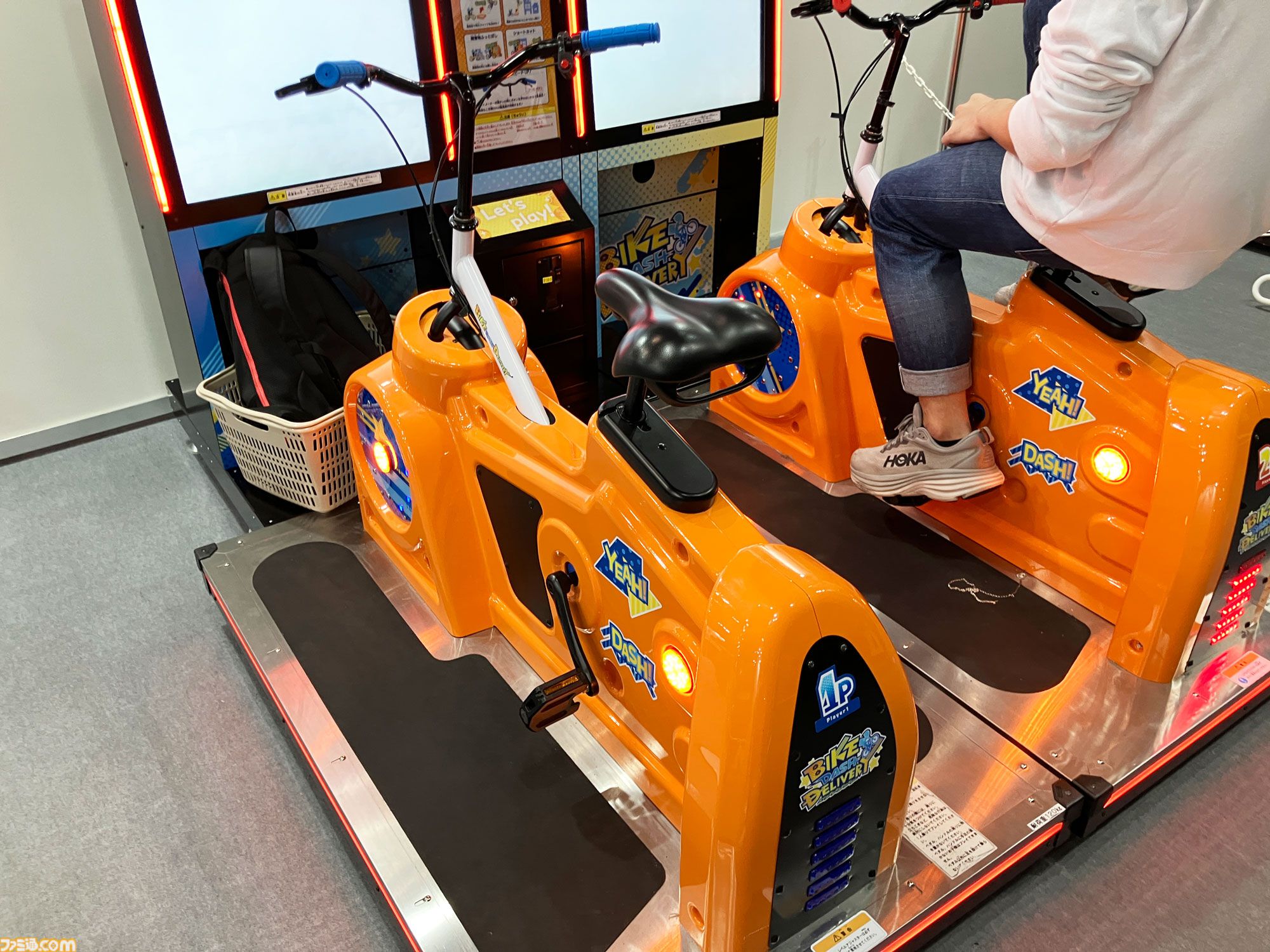 『バイクダッシュデリバリー』チャリンコ筐体をこぎまくってハチャメチャ配達。ビルや水中を突き抜けるカオスなフードデリバリー【アミューズメント エキスポ 2024】