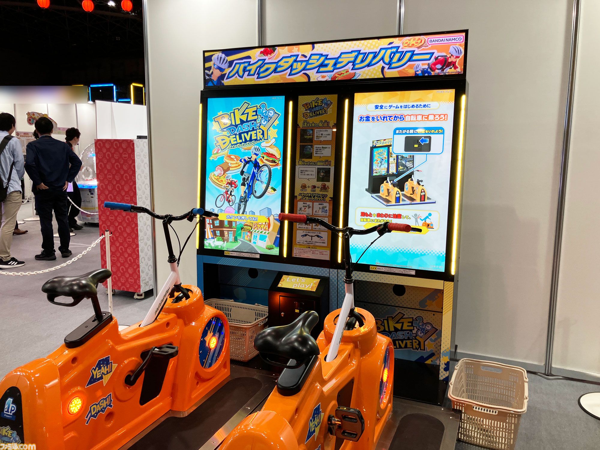 『バイクダッシュデリバリー』チャリンコ筐体をこぎまくってハチャメチャ配達。ビルや水中を突き抜けるカオスなフードデリバリー【アミューズメント エキスポ 2024】