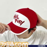 テリー・ボガードの愛用バイザーが商品化。頭上に投げて「OK！」と叫びたい。刺繍糸の振り方向は作中のグラフィックを参考