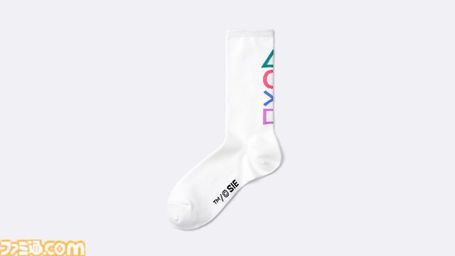 【プレステ30周年】GUコラボアイテム本日発売。PS5までの歴代コントローラーや△○×□デザインのスウェットなどが展開