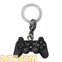 歴代PSコントローラーやPSPが手のひらサイズのアクセサリーに。全国のガシャポンで発売中