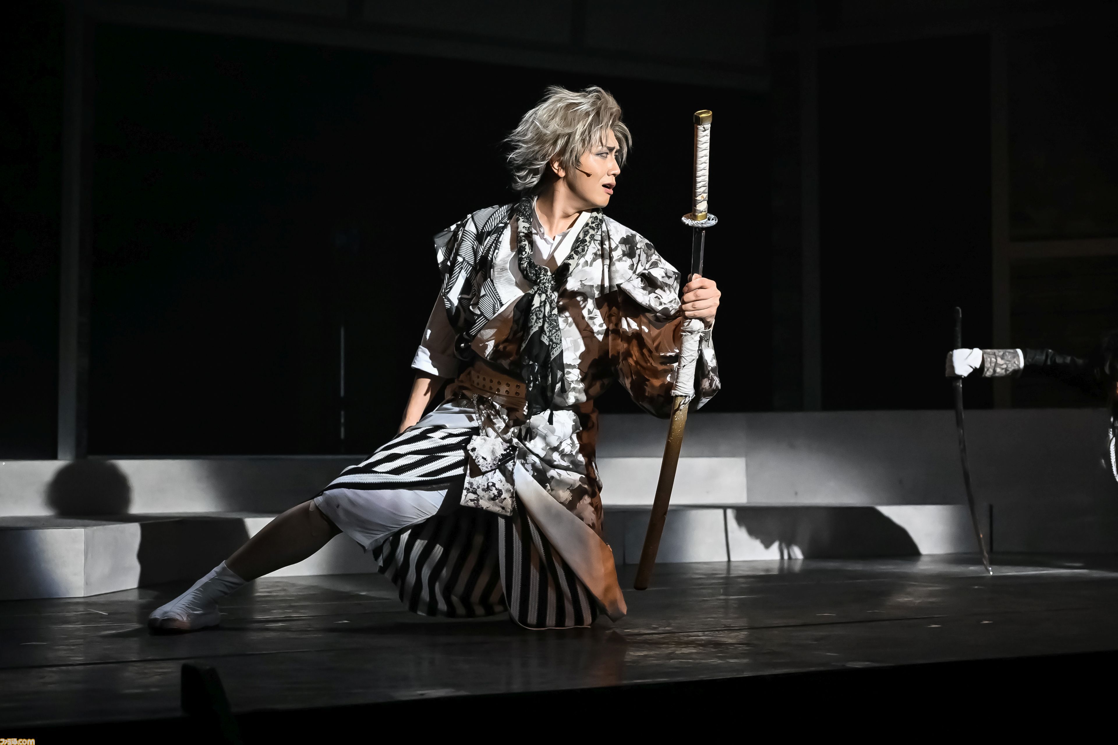 舞台『爆剣 -帝国幻想兵団-』上演スタート。大正時代に召喚された剣士たちにはある秘密が――ヨコオ流エンタメフルコースは最後のデザート（余韻）すらホロ苦い