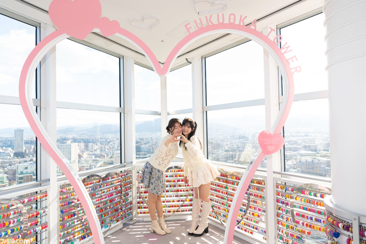 小坂井祐莉絵さん＆山田麻莉奈さんとデートしている気分になれる記事。「福岡イイ」と感じられた『制服カノジョ』聖地巡礼バスツアーリポートを写真盛りだくさんでお届け