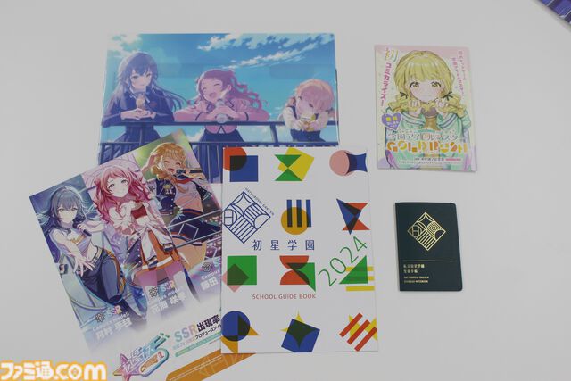 【コミケ】『学マス』ブースリポート。初星の学園パンフレットや生徒手帳など豪華ノベルティセットの配布や特大モニターでアイドルたちのライブを観られる