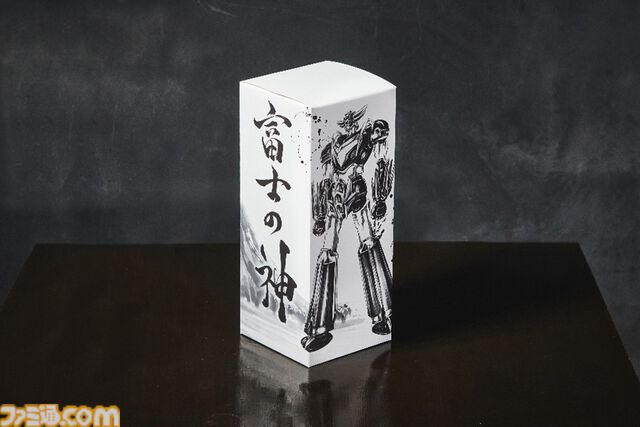 『グレンダイザーU』コラボパッケージのクラフトジン“富士の神”が発売。墨絵師 羽水もきゅデザインのパッケージが渋い