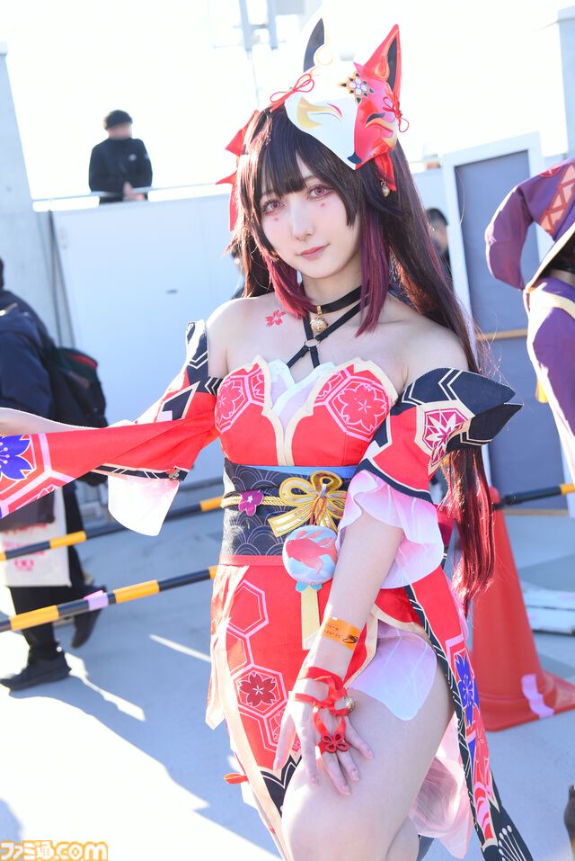 コミケ105はコスプレも熱い！ 『ドラクエ3 リメイク』勇者＆賢者、花嫁姿の『ニーア』2B、『着せ恋』喜多川バニー、『葬送のフリーレン』メトーデなど