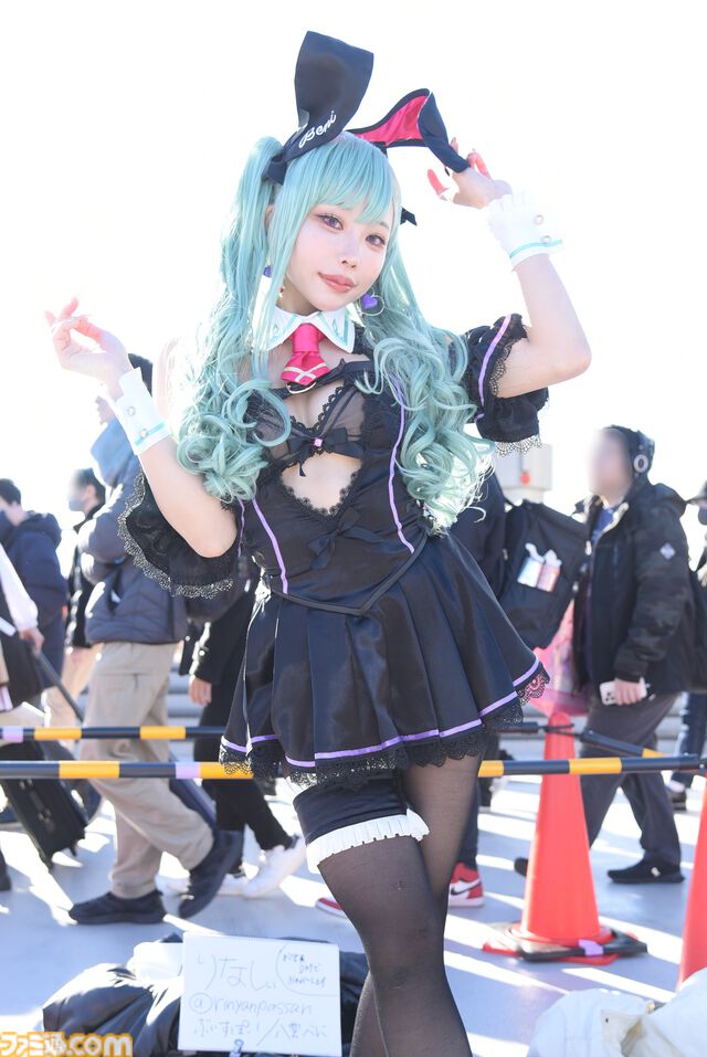 コミケ105はコスプレも熱い！ 『ドラクエ3 リメイク』勇者＆賢者、花嫁姿の『ニーア』2B、『着せ恋』喜多川バニー、『葬送のフリーレン』メトーデなど