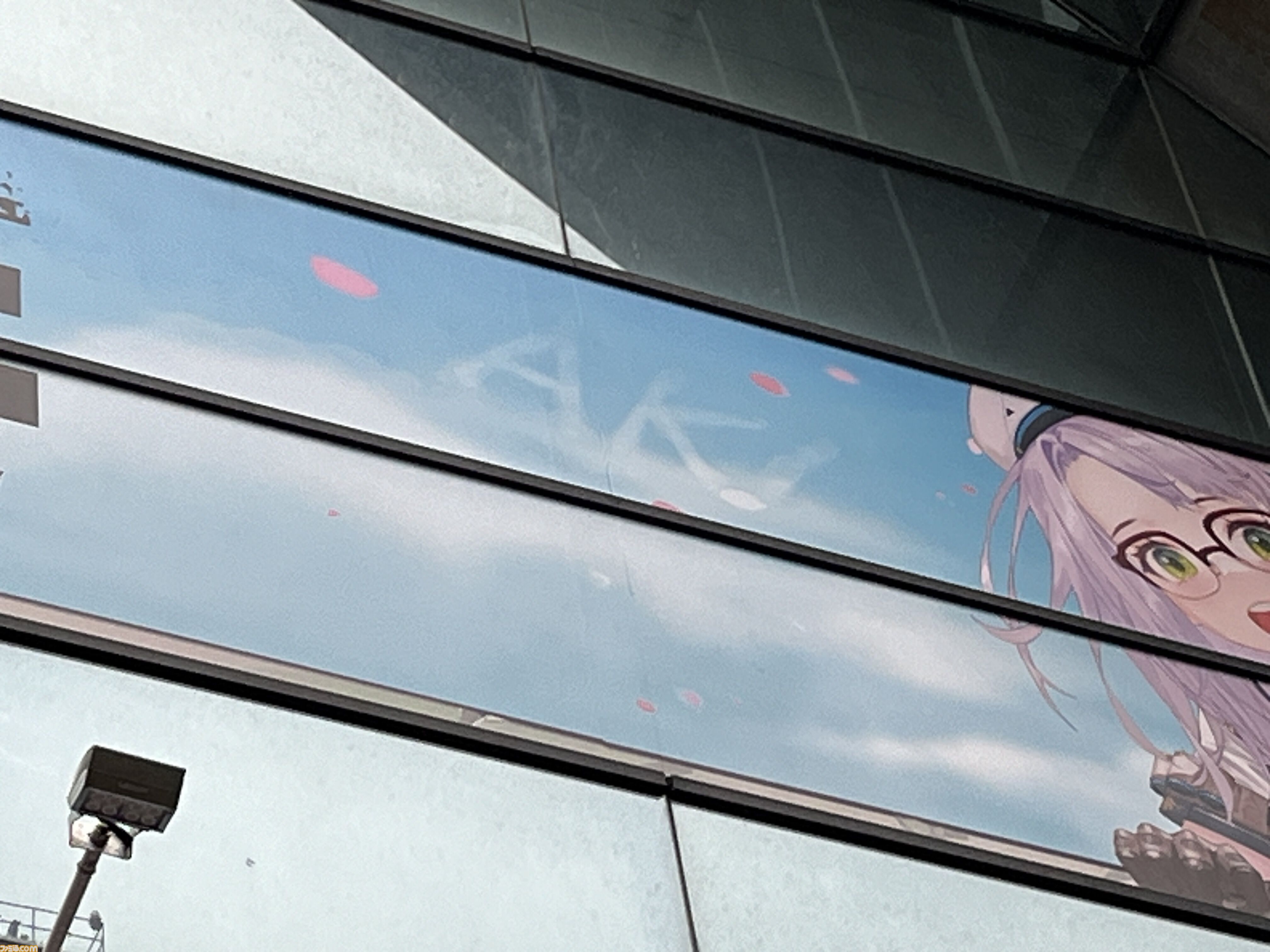 【NIKKE】秋葉原ドンキの巨大広告が展示。看板に隠されたCDKEYのピースをつなげるとジュエル300個がもらえる【ニケ】