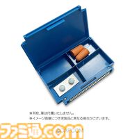 『ロックマン』ファミコンカセット型カードホルダーが発売。ロックマンのピンバッジと初代パッケージイラストのTシャツも展開