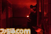 映画『マッド・マウス ～ミッキーとミニー～』場面写真が公開。マッド化したミッキーがガラス越しにこちらを見つめる。日本で3月7日に公開