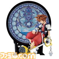 『キングダム ハーツ』一番くじが5月23日に再販決定。初登場時に好評だったキーブレードのチャーム、ソラとロクサスのスタチューを入手するチャンスが再び