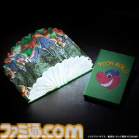 『遊戯王』トゥーン・ワールドのライトが登場。本を開くとトゥーンの世界が広がり周囲をライトアップ。シンプルな緑表紙も再現