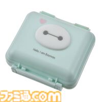 ベイマックスをモチーフにしたダストケースやポーチ、ミラー付きキーホルダーなどがディズニーストアに登場。ベイマックスが花粉や風邪からあなたを守ってくれる！