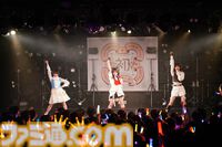 『学マス』デビューライブツアー“初陣公演”（梅田）リポート。美鈴の傲慢な1面が垣間見える新曲『ヨルニテ』初披露。春咲さんのツッコミが飛ぶMCがなんとも大阪っぽい公演に