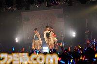 『学マス』デビューライブツアー“初陣公演”（梅田）リポート。美鈴の傲慢な1面が垣間見える新曲『ヨルニテ』初披露。春咲さんのツッコミが飛ぶMCがなんとも大阪っぽい公演に