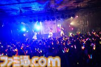 『学マス』デビューライブツアー“初陣公演”（梅田）リポート。美鈴の傲慢な1面が垣間見える新曲『ヨルニテ』初披露。春咲さんのツッコミが飛ぶMCがなんとも大阪っぽい公演に