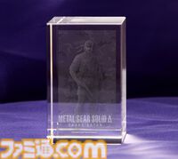 『メタルギア ソリッド デルタ』ファミ通DXパック 3Dクリスタルセットが予約開始。ネイキッド・スネークがデザインされたメタルサインやスタッキングマグが付属