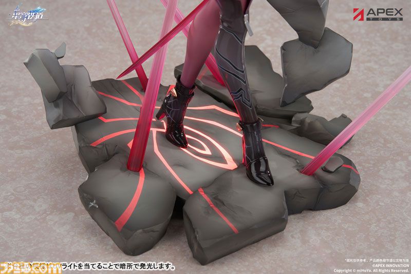 崩壊スターレイル』カフカが1/7スケールフィギュア化、UVライトで模様