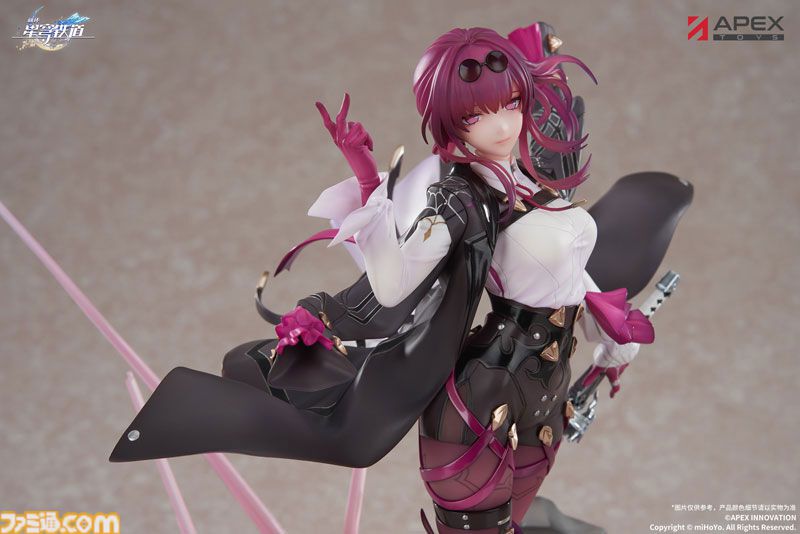 崩壊スターレイル』カフカが1/7スケールフィギュア化、UVライト