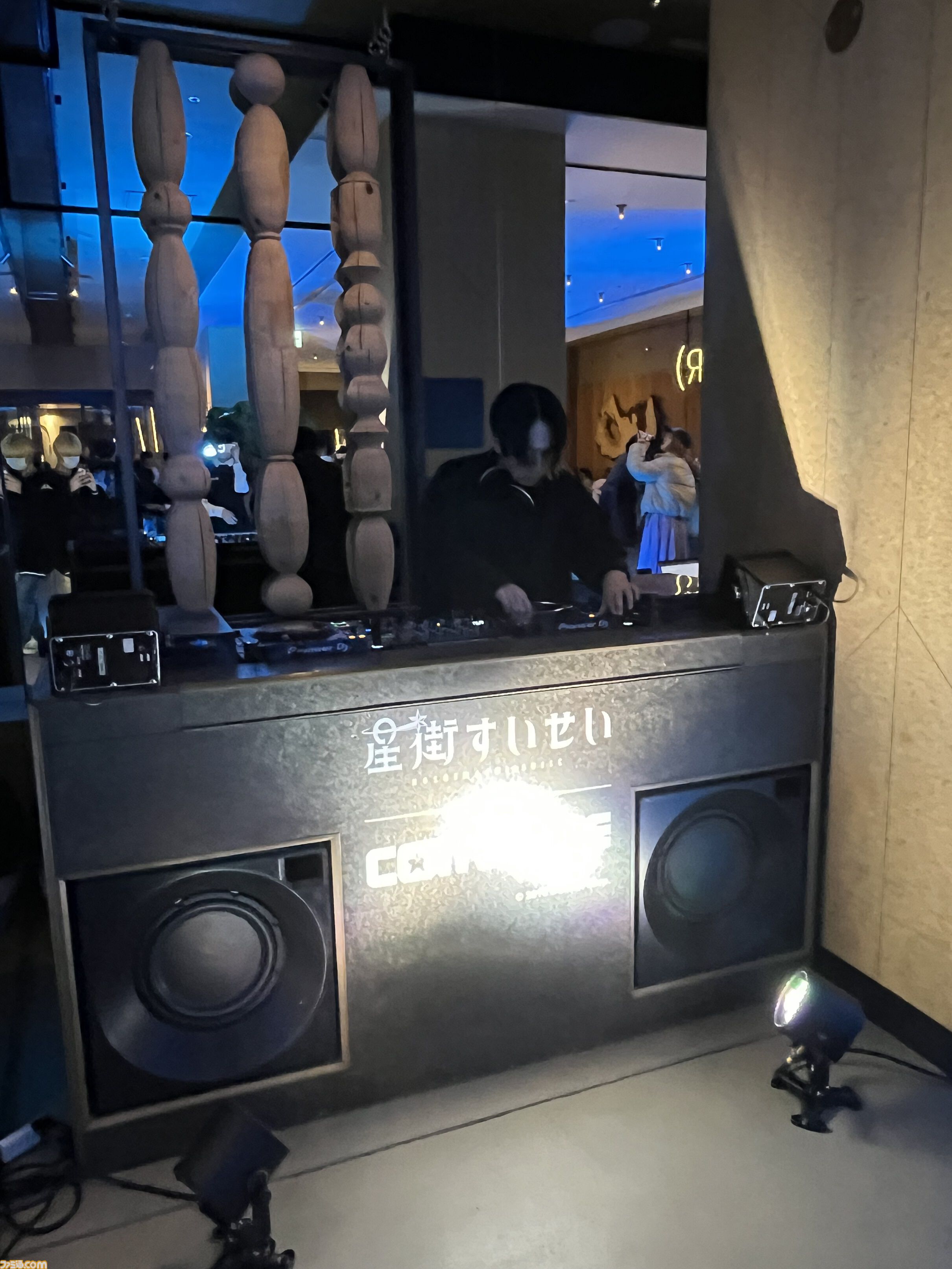 星街すいせい×CONVERSEコラボシューズが2月22日9時より発売。記念パーティーではTAKU INOUEによるDJパフォーマンスで『ビビデバ』『Stella Stella』を披露して大興奮！