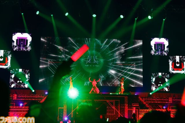 『シャニアニ』2nd seasonライブ“Over the prism”1日目リポート。劇中のハロウィンライブを再現したステージに懐かしの楽曲など、バラエティーに富むハッピーなステージに