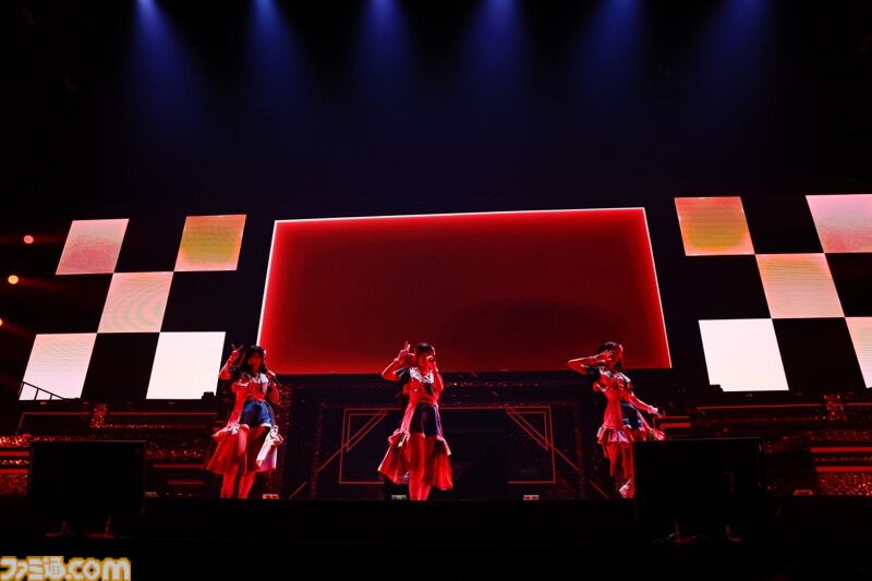 『シャニアニ』2nd seasonライブ“Over the prism”1日目リポート。劇中のハロウィンライブを再現したステージに懐かしの楽曲など、バラエティーに富むハッピーなステージに