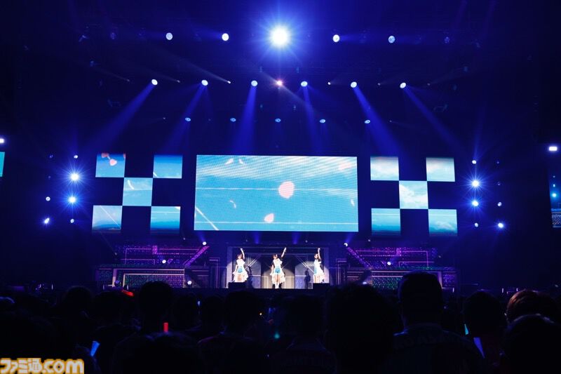 『シャニアニ』2nd seasonライブ“Over the prism”1日目リポート。劇中のハロウィンライブを再現したステージに懐かしの楽曲など、バラエティーに富むハッピーなステージに