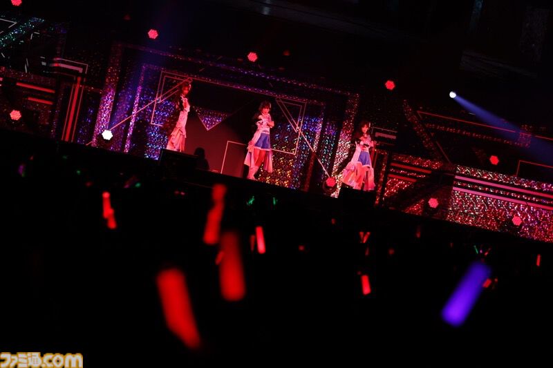 『シャニアニ』2nd seasonライブ“Over the prism”1日目リポート。劇中のハロウィンライブを再現したステージに懐かしの楽曲など、バラエティーに富むハッピーなステージに