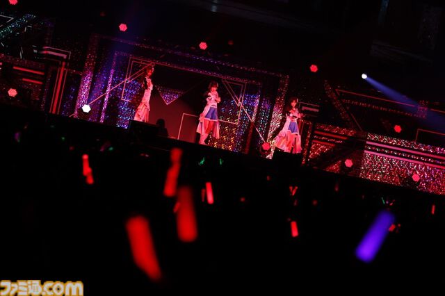 『シャニアニ』2nd seasonライブ“Over the prism”1日目リポート。劇中のハロウィンライブを再現したステージに懐かしの楽曲など、バラエティーに富むハッピーなステージに