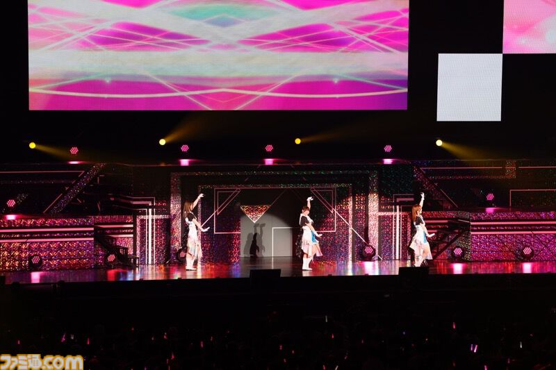 『シャニアニ』2nd seasonライブ“Over the prism”1日目リポート。劇中のハロウィンライブを再現したステージに懐かしの楽曲など、バラエティーに富むハッピーなステージに