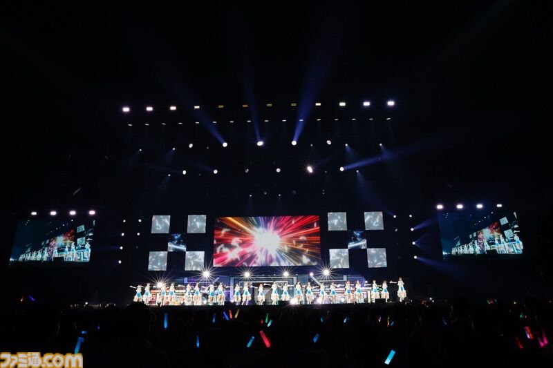 『シャニアニ』2nd seasonライブ“Over the prism”2日目リポート。『さあ舞い上がれ』、『橙より未来』、『ねぇ、ねぇ、ねぇ』などアニメの思い出を堪能できるドラマティックなステージに