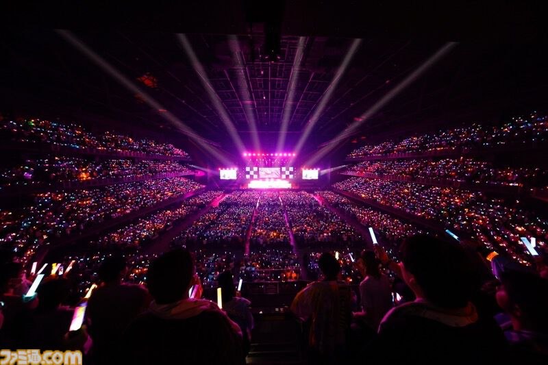 『シャニアニ』2nd seasonライブ“Over the prism”2日目リポート。『さあ舞い上がれ』、『橙より未来』、『ねぇ、ねぇ、ねぇ』などアニメの思い出を堪能できるドラマティックなステージに