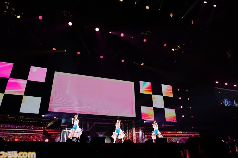 『シャニアニ』2nd seasonライブ“Over the prism”2日目リポート。『さあ舞い上がれ』、『橙より未来』、『ねぇ、ねぇ、ねぇ』などアニメの思い出を堪能できるドラマティックなステージに