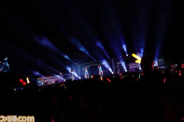 『シャニアニ』2nd seasonライブ“Over the prism”2日目リポート。『さあ舞い上がれ』、『橙より未来』、『ねぇ、ねぇ、ねぇ』などアニメの思い出を堪能できるドラマティックなステージに