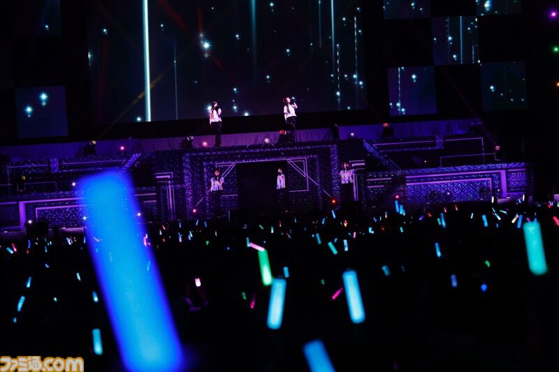 『シャニアニ』2nd seasonライブ“Over the prism”2日目リポート。『さあ舞い上がれ』、『橙より未来』、『ねぇ、ねぇ、ねぇ』などアニメの思い出を堪能できるドラマティックなステージに