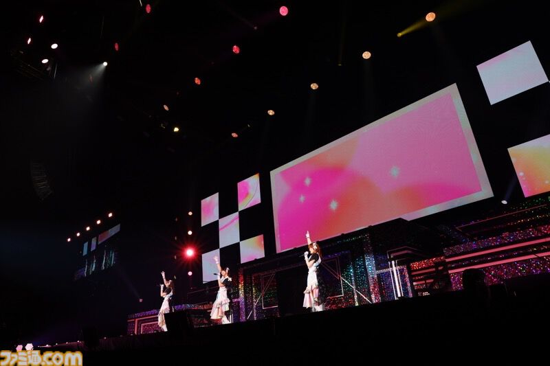『シャニアニ』2nd seasonライブ“Over the prism”2日目リポート。『さあ舞い上がれ』、『橙より未来』、『ねぇ、ねぇ、ねぇ』などアニメの思い出を堪能できるドラマティックなステージに